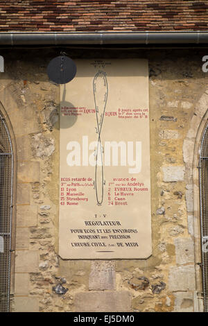 Un cadran solaire marque midi analemme ou à l'église de Saint Denis (église Saint-Denis),'Écos, Eure, Haute-Normandie, France Banque D'Images