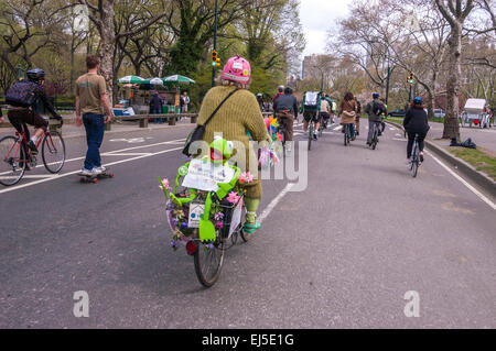 New York, NY 21 avril 2008 - Les membres de la groupe de défense de l'environnement, Times-Up, jour de la Terre en vélo pour promouvoir les droits de l'powered les transports écologiques. ©Stacy Walsh Rosenstock/Alamy Banque D'Images
