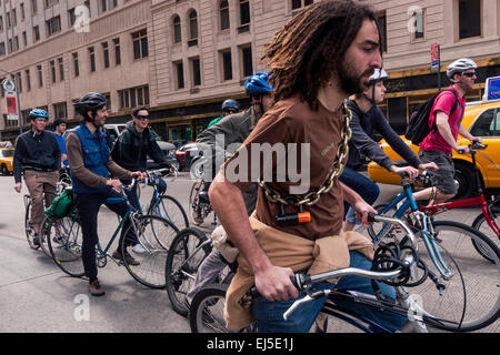 New York, NY 21 avril 2008 - Les membres de la groupe de défense de l'environnement, Times-Up, jour de la Terre en vélo à travers Manhattan pour promouvoir les droits de l'powered les transports écologiques. ©Stacy Walsh Rosenstock/Alamy Banque D'Images