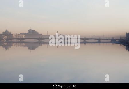 Quai de la rivière Neva et pont de la Trinité, Saint Petersburg, Russie. Banque D'Images