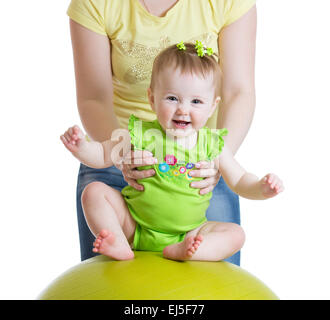 Mère jouer avec bébé le fit ball Banque D'Images