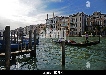 Vues générales de l'endroits à Venise où il est dit que l'acteur George Clooney et fiancée, Amal Alamuddin sont de se marier plus tard ce mois-ci comprend : Palazzo Papadopoli Où : Venise, Italie Quand : 15 mai 2014 Banque D'Images