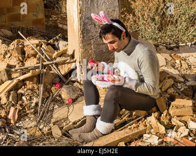 Lapin de Pâques oeufs cacher parmi les décombres d'une maison abandonnée Banque D'Images