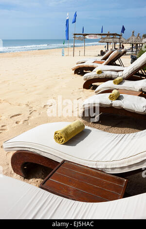 Des chaises longues sur la plage. Mui Ne, la Province de Binh Thuan, Vietnam. Banque D'Images