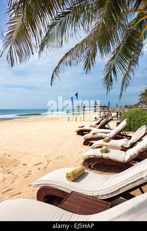 Des chaises longues sur la plage. Mui Ne, la Province de Binh Thuan, Vietnam. Banque D'Images