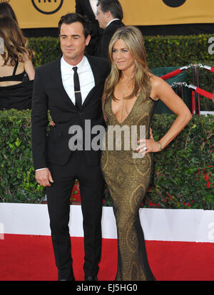 LOS ANGELES, CA - le 25 janvier 2015 : Jennifer Aniston et Justin Theroux en 2015 Screen Actors Guild Awards au Shrine Auditorium. Banque D'Images