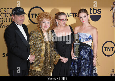 LOS ANGELES, CA - le 25 janvier 2015 : Debbie Reynolds & fille Carrie Fisher, fils Todd Fisher & petite-fille Billie Lourd au 2015 Screen Actors Guild Awards au Shrine Auditorium. Banque D'Images