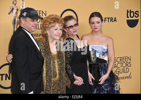 LOS ANGELES, CA - le 25 janvier 2015 : Debbie Reynolds & fille Carrie Fisher, fils Todd Fisher & petite-fille Billie Lourd au 2015 Screen Actors Guild Awards au Shrine Auditorium. Banque D'Images