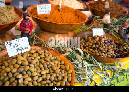 Une variété d'olives sont offertes à une échoppe de marché à Beaune, France Europe Banque D'Images