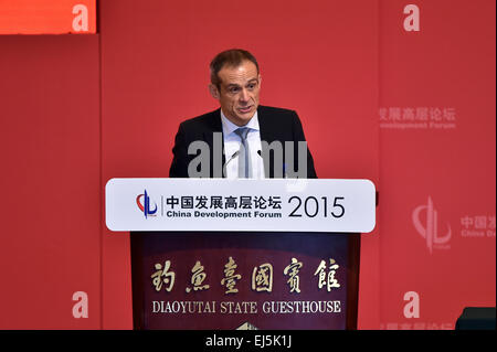 Beijing, Chine. Mar 22, 2015. Jean-Pascal Tricoire, PDG de Schneider Electric, prononce un discours lors de la cérémonie d'ouverture du Forum de développement de la Chine à Beijing, capitale de la Chine, 22 mars 2015. © Li Xin/Xinhua/Alamy Live News Banque D'Images