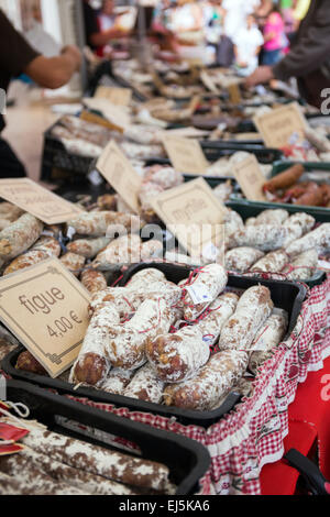 Blocage de la saucisse française sur le marché Samedi, Beaune, France, Europe Banque D'Images