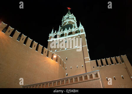 La tour Spasskaya du Kremlin dans la nuit à Moscou Banque D'Images