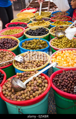 Une variété d'olives sont offertes à une échoppe de marché à Beaune, France Europe Banque D'Images