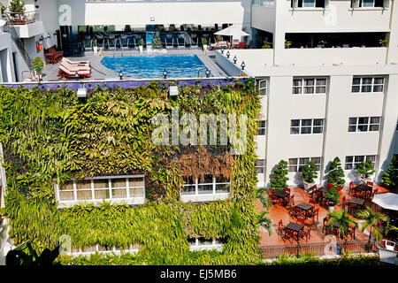 Piscine sur le toit dans la ville historique de l'hôtel Rex. District 1, Ho Chi Minh City, Vietnam. Banque D'Images