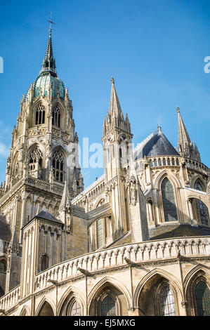 L'élégant 11ème siècle, les tours, les clochers et façade de la cité médiévale de la cathédrale de Bayeux en Normandie, France. Banque D'Images