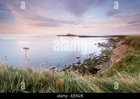 Coucher de soleil depuis le sentier de la falaise à la direction de St Mary's Lighthouse, Whitley Bay au nord-est de l'Angleterre. Banque D'Images