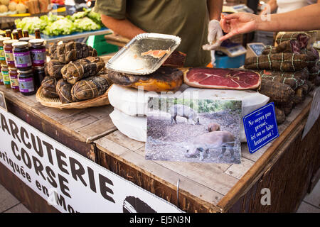 Jambon Sec français sur décrochage samedi marché, Beaune, France, Europe Banque D'Images