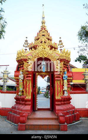 Porte de Wat Ming Mueang à Chiang Rai, Thaïlande Banque D'Images