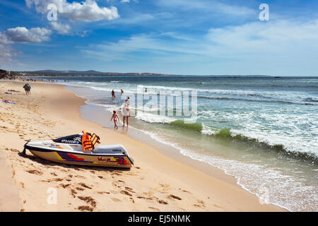 Jet-ski à louer sur la plage de Mui Ne. Mui Ne, la Province de Binh Thuan, Vietnam. Banque D'Images