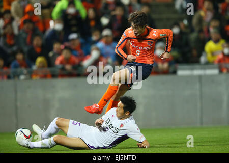 (U D) Takamitsu Tomiyama (Ardija), Kim Nam Il (Sanga), le 21 mars 2015 - Football : Football /2015 J2 match de championnat entre Omiya Ardija Kyoto Sanga 2-1 à Nack5 Stadium Omiya, Saitama, Japon. (Photo de YUTAKA/AFLO SPORT) [1040] Banque D'Images