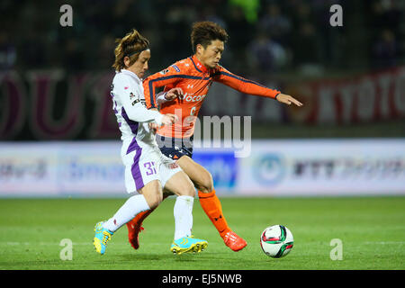 (L à R) Hayato Sasaki (Sanga), Takamitsu Tomiyama (Ardija), le 21 mars 2015 - Football : Football /2015 J2 match de championnat entre Omiya Ardija Kyoto Sanga 2-1 à Nack5 Stadium Omiya, Saitama, Japon. (Photo de YUTAKA/AFLO SPORT) [1040] Banque D'Images