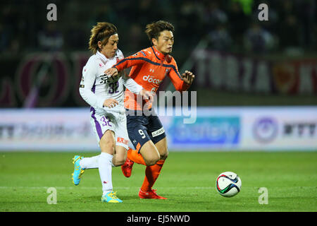 (L à R) Hayato Sasaki (Sanga), Takamitsu Tomiyama (Ardija), le 21 mars 2015 - Football : Football /2015 J2 match de championnat entre Omiya Ardija Kyoto Sanga 2-1 à Nack5 Stadium Omiya, Saitama, Japon. (Photo de YUTAKA/AFLO SPORT) [1040] Banque D'Images