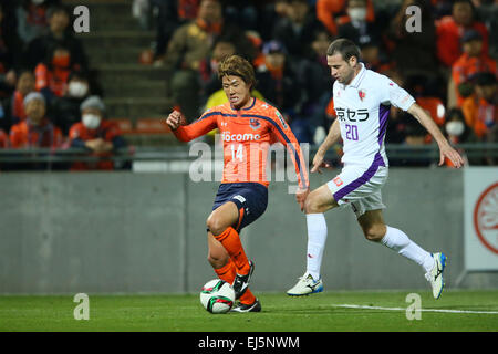 (L à R) Shintaro Shimizu (Ardija), Bajalica (Sanga), le 21 mars 2015 - Football : Football /2015 J2 match de championnat entre Omiya Ardija Kyoto Sanga 2-1 à Nack5 Stadium Omiya, Saitama, Japon. (Photo de YUTAKA/AFLO SPORT) [1040] Banque D'Images