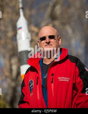 L'expédition 43 de la Station spatiale internationale L'astronaute de la NASA, le commandant Scott Kelly se tient près d'un modèle de la fusée Soyouz le 20 mars 2015 à Baïkonour, au Kazakhstan. Kelly et cosmonautes Mikhail Kornienko et Gennady Padalka lancer dans leur vaisseau Soyouz TMA-16M Le 28 mars pour une année longue mission à bord de l'ISS. Banque D'Images