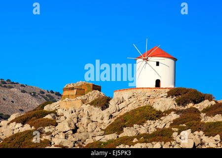 Moulin à vent traditionnel à Panormitis Symi - Dodécanèse Grèce Europe Banque D'Images