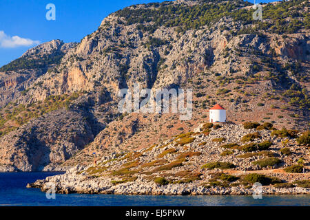 Moulin à vent traditionnel et d'imposantes falaises à Panormitis Symi - Dodécanèse Grèce Europe Banque D'Images