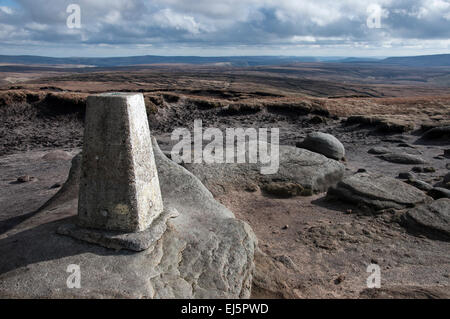 Trig point à l'étagère du haut des pierres sur Bleaklow Glossop ci-dessus dans le Derbyshire. Banque D'Images