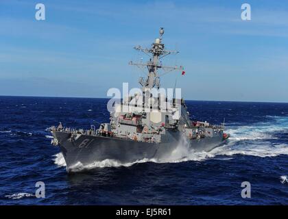 US Navy de la classe Arleigh Burke destroyer lance-missiles USS Winston S. Churchill dans une mer difficile pendant les opérations de la flotte de 6ème, 16 mars 2015 dans l'océan Atlantique. Banque D'Images