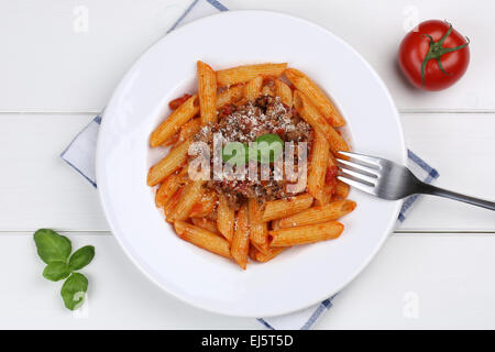 Penne Rigate sauce bolognaise ou sauce bolognaise pâtes nouilles repas sur une plaque d'en haut Banque D'Images