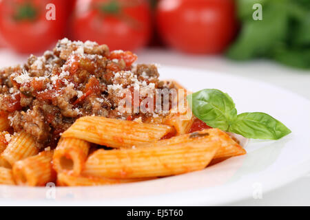 Penne Rigate sauce bolognaise ou sauce bolognaise pâtes nouilles repas sur une plaque Banque D'Images