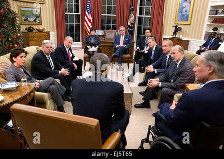 Le président américain Barack Obama rencontre les gouverneurs récemment élus dans le bureau ovale de la Maison Blanche le 5 décembre 2014 à Washington, DC. De gauche sont Rhode Island Gina Raimondo, Gouverneur Gouverneur du Maryland Larry Hogan, Gouverneur de l'Alaska, Bill Walker, Senior Advisor Valerie Jarrett, Jerry Abramson, Directeur des Affaires intergouvernementales, Adrian Saenz, directeur adjoint des Affaires intergouvernementales, Massachusetts Gouverneur Charlie Baker, Gouverneur de l'Illinois Bruce Rauner, Gouverneur de la Pennsylvanie Tom Wolf et gouverneur du Texas, Greg Abbott. Banque D'Images