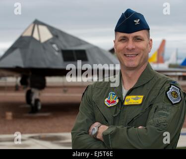 Un colonel de l'US Air Force, Mark Hoehn 49e commandant du Groupe des opérations, pose devant un F-117 Nighthawk stealth fighter bomber 18 Mars à Heritage Park, la base aérienne de Holloman, N.M. Il y a douze ans Hoehn lancé sur Bagdad des frappes aériennes en utilisant les mêmes avions F117. Banque D'Images