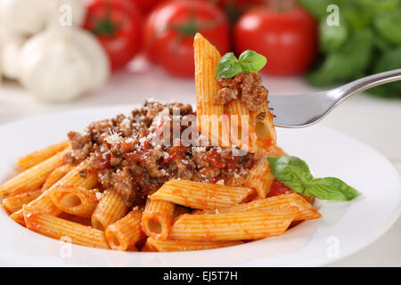 Manger des pâtes à la bolognaise sauce bolognaise ou repas de nouilles sur une plaque Banque D'Images