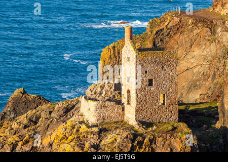 Le moteur d'pearced maisons sur les falaises à Botallack sur près de St Just Cornwall England UK Europe Banque D'Images