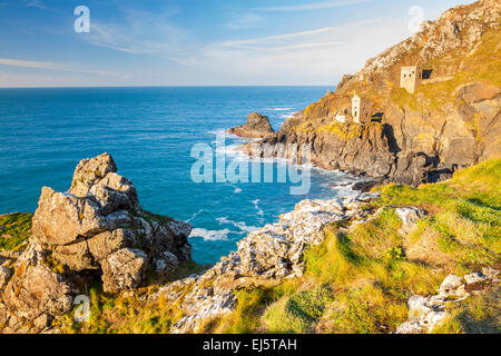 Le moteur d'pearced maisons sur les falaises à Botallack sur près de St Just Cornwall England UK Europe Banque D'Images