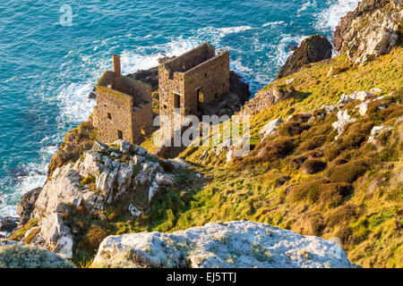 Le moteur d'pearced maisons sur les falaises à Botallack sur près de St Just Cornwall England UK Europe Banque D'Images