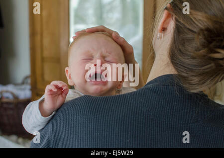 Un petit garçon avec sa mère. Banque D'Images