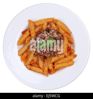 Penne Bolognese sauce bolognaise ou repas de pâtes nouilles isolé sur une plaque d'en haut Banque D'Images