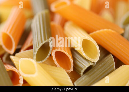 Libre de matières colorées pâtes nouilles Penne Rigate Banque D'Images