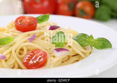 Repas alimentaire pâtes spaghettis aux tomates et basilic on plate Banque D'Images