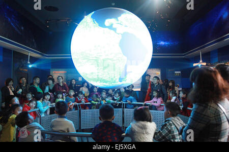 Nanjing, Jiangsu Province de la Chine. Mar 22, 2015. Les gens visitent un musée météorologique à Nanjing, capitale de la province de Jiangsu, Chine orientale, le 22 mars 2015. La Journée mondiale de la météorologie tombe lundi prochain, cette année. © Liu Jianhua/Xinhua/Alamy Live News Banque D'Images