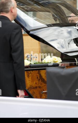 Leicester, Royaume-Uni. 22 mars, 2015. Le départ de la dépouille du roi Richard III de l'Université de Leicester. La porte arrière du corbillard contenant le cercueil se ferme que le roi quitte l'université. Crédit : Michael Buddle/Alamy Live News Banque D'Images