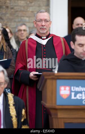 Leicester, Royaume-Uni. 22 mars, 2015. Le départ de la dépouille du roi Richard III de l'Université de Leicester. Le rév. Canon Dr Stephen Foster, la coordination de Chaplin pour l'Université de Leicester diriger la cérémonie marquant le départ. Crédit : Michael Buddle/Alamy Live News Banque D'Images