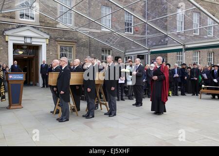 Leicester, Royaume-Uni. 22 mars, 2015. Le départ de la dépouille du roi Richard III de l'Université de Leicester. Le rév. Canon Dr Stephen Foster, la coordination de Chaplin pour l'Université de Leicester (avant droit) supervise le transfert du cercueil dans le corbillard en attente. Crédit : Michael Buddle/Alamy Live News Banque D'Images