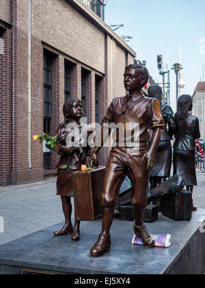 Mitte, Berlin, Allemagne. Sculpture en bronze 'Kindertransport' de Frank Meisler, mémorial des transports pour enfants, devant la gare Friedrichstrasse Banque D'Images