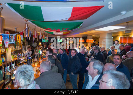 Fan de Rugby / fans foule bondée au bar très fréquenté - La pub George / public house. Twickenham, Royaume-Uni ; populaires les jours de match. Banque D'Images